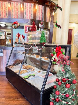 かわいいカフェでホリデースイーツ