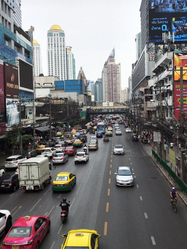 🇹🇭 Bangkok’s Famous Shopping District & Food Adventure! 🏙️🍜