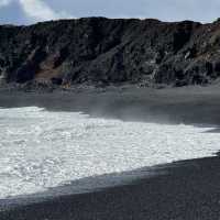 Djúpalónssandur: Iceland’s Otherworldly Black Beach with Jelly-Blue Waves and Seals