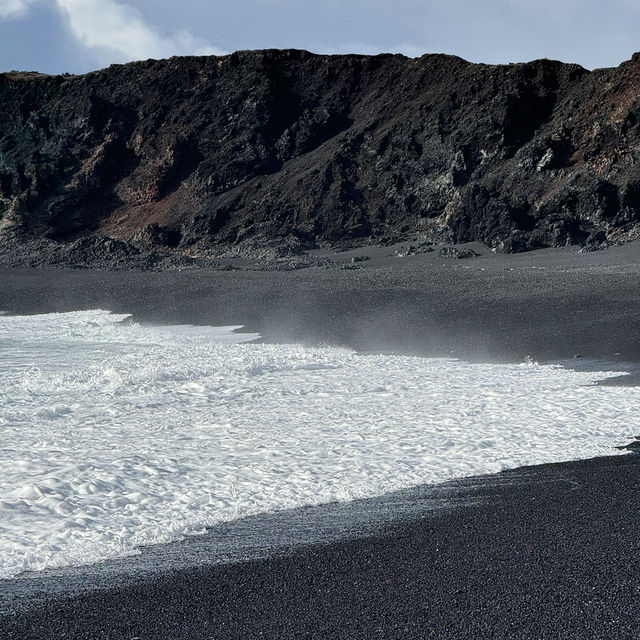 Djúpalónssandur: Iceland’s Otherworldly Black Beach with Jelly-Blue Waves and Seals