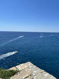 It is with the panoramic view of the sea 