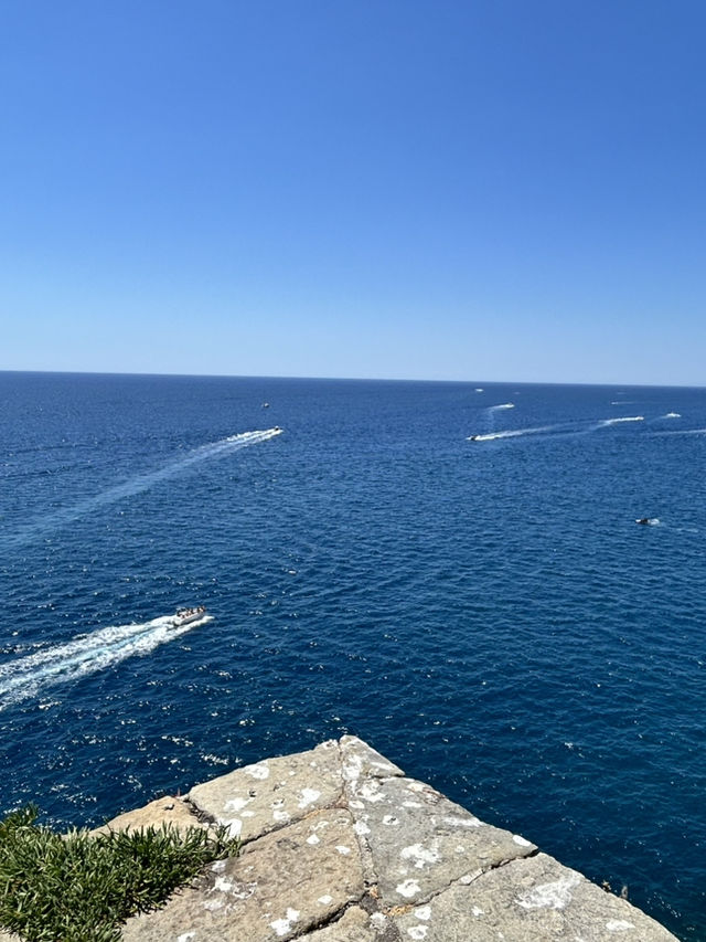 It is with the panoramic view of the sea 