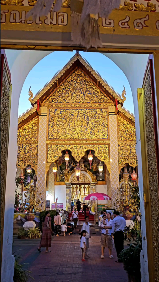 🛕 Wat Phrathat Hariphunchai – A Timeless Pillar of Lanna Faith