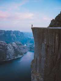🛶✨“Where Cliffs Touch the Sky: My Scenic Escape Through Lysefjord”✨🗻🌊