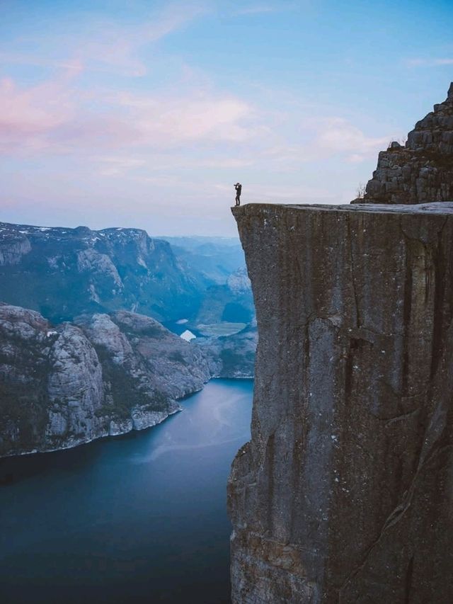 🛶✨“Where Cliffs Touch the Sky: My Scenic Escape Through Lysefjord”✨🗻🌊