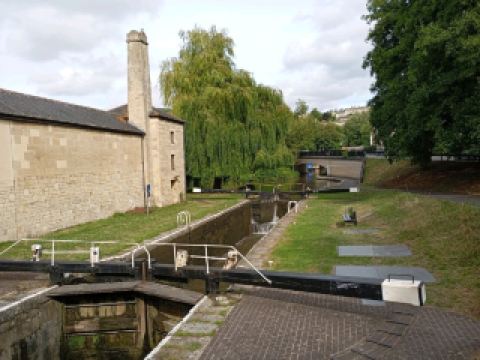การเดินเริ่มต้นที่สถานีรถไฟในเมืองบาธ