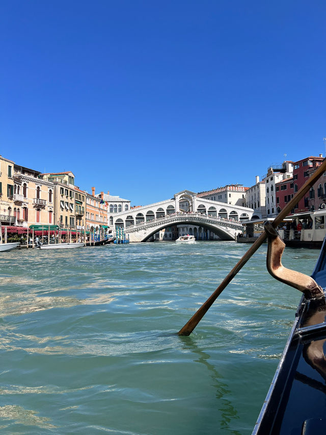 Venice in Late September: Romance, Gondolas, and a Hint of James Bond Glamour 🎥✨ Rating: ⭐⭐⭐⭐⭐ (5/5 Venice in Late September: Romance, Gondolas, and a Hint of James Bond Glamour 🎥✨ Rating: ⭐⭐⭐⭐⭐ (5/5