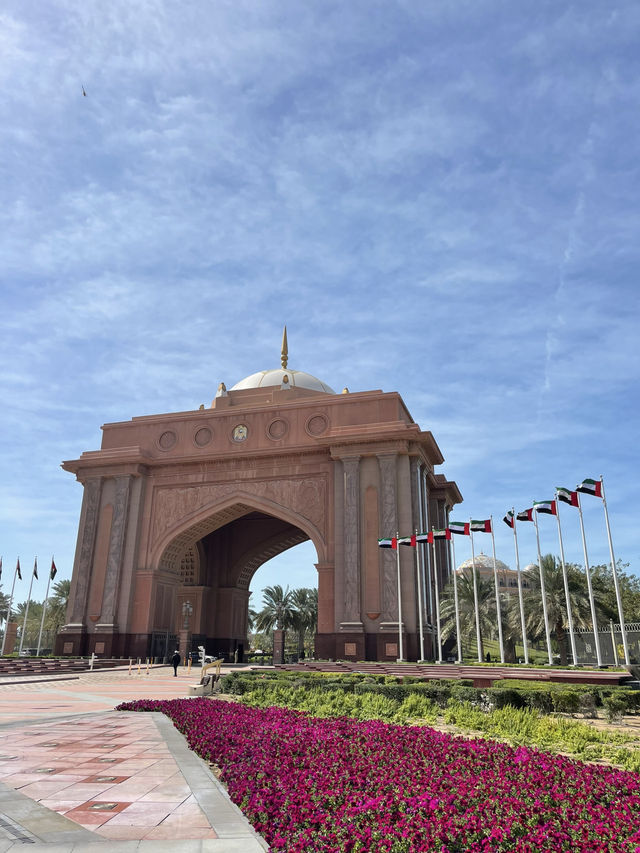 🏙️ Abu Dhabi – Modern Marvels & Desert Charm 🌟🏜️