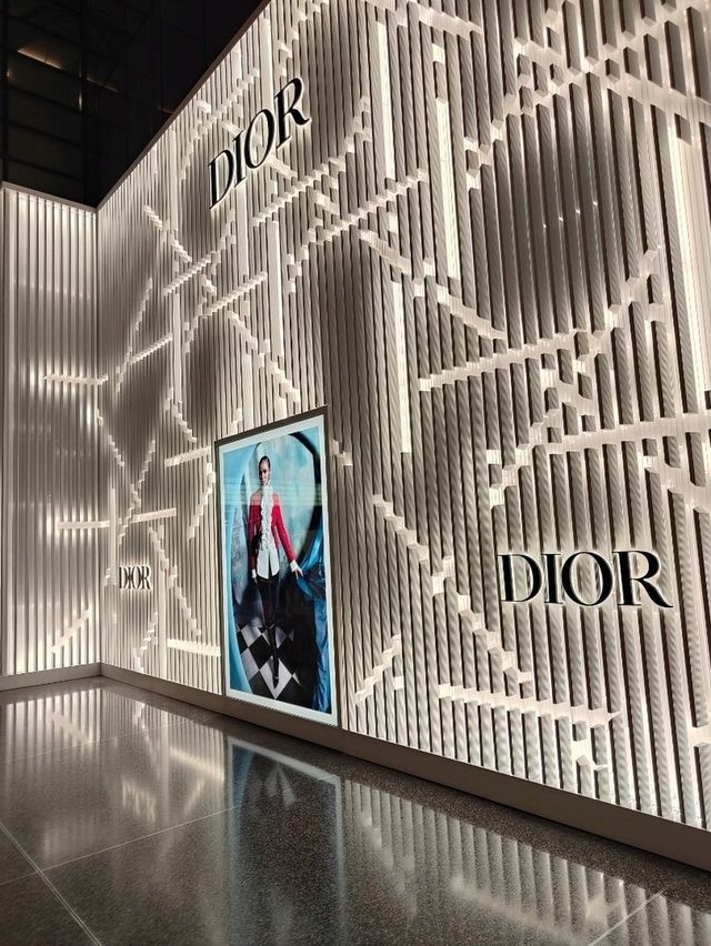 “A Transit of Silk and Gold: Luxury Shopping at Hamad International Airport”