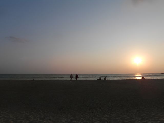在卡倫海灘看日落，感受寧靜與美麗
