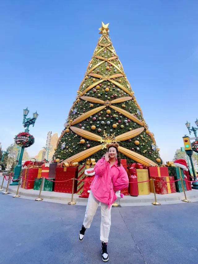 The Christmas tree at Universal Studios is really beautiful! The atmosphere of winter is just right