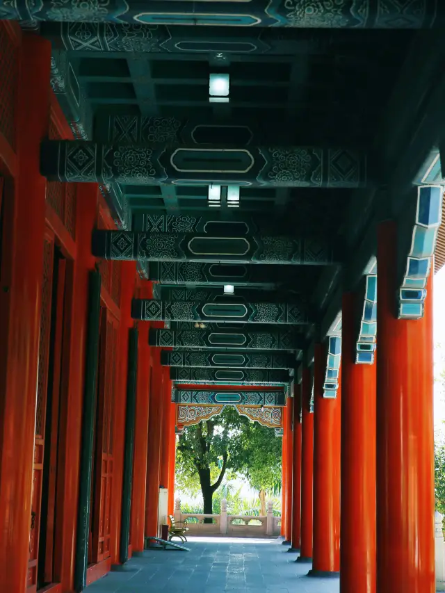 Lotus Hill in Guangzhou | A landscape painting with mountains at the back and the sea in front