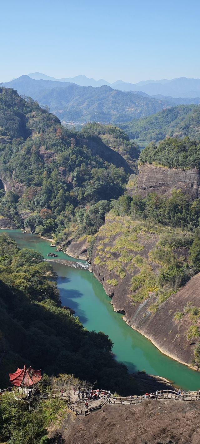 武夷山從生態、景觀、歷史文化等方面與其它同類地區和遺產地的價值比較，有以下突出特點：武夷山集山嶽、河