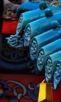 毛月色的城隍廟，琉璃覆蓋，飛簷四出