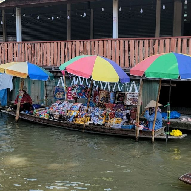 Is it worth to visit Thai floating markets?