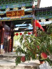 悠閒地漫步在束河古鎮