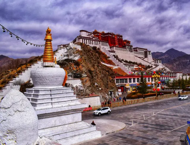 Potala Palace (I) Circumambulation at the Potala Palace