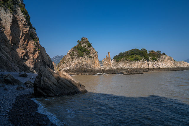 浙江一處奇景，千萬根巨石插在海面，世界罕見