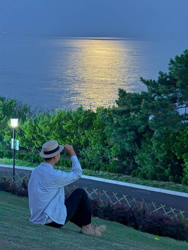 不僅有夕陽，我在小麥島遇見海上的白月光