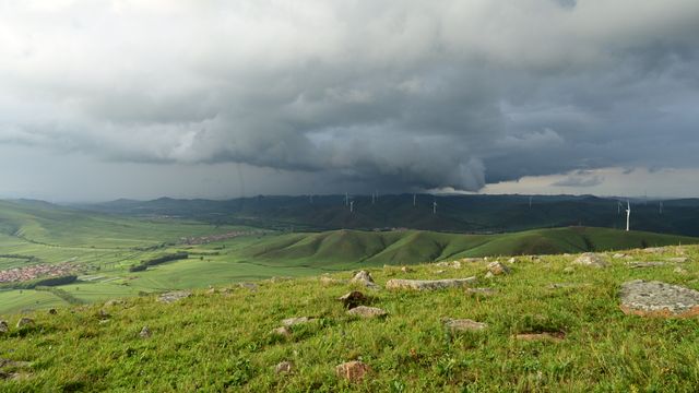 草原天路自然藝術景區山頂看到的梯田和村莊