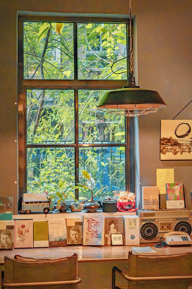 探索佛山垂虹路先行書店舊城區的文藝風景。