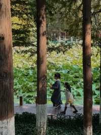 帶孩子在植物園裏撿「垃圾」。