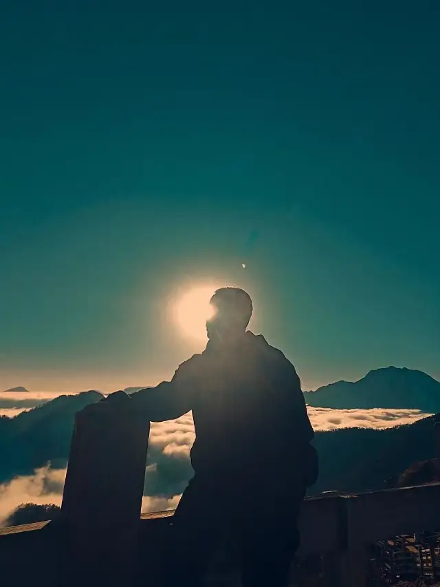 The sea of clouds and the morning glow await you at Xiling Snow Mountain!