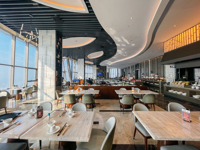 南寧酒店 270°落地玻璃窗於雲端高空俯瞰城市美景