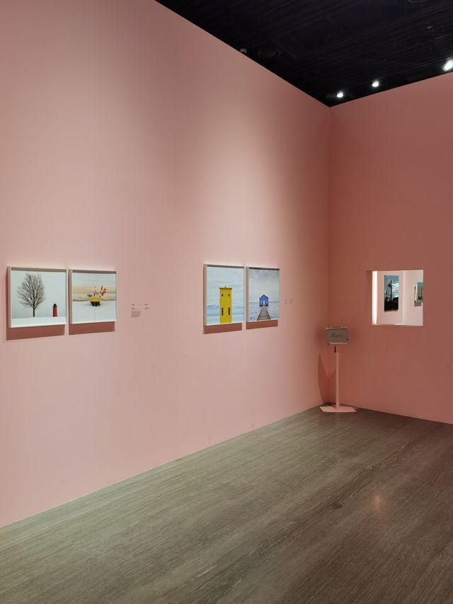 在韋斯安德森攝影展,學習嚴謹對稱構圖與多巴胺色彩 在韋斯安德森攝影展,學習嚴謹對稱構圖與多巴胺色彩