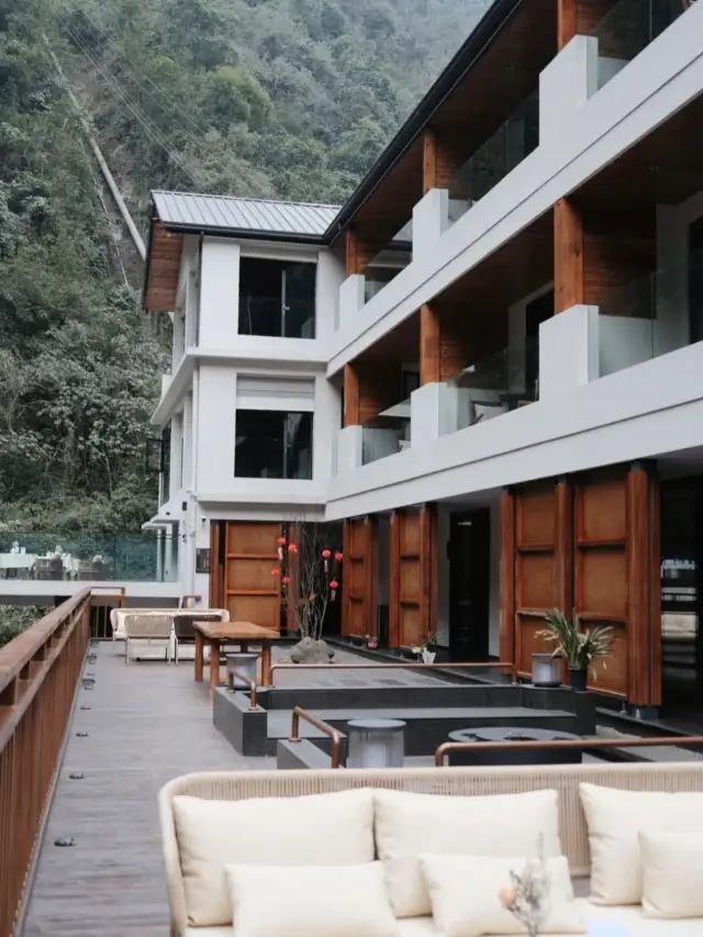 Hidden Hot Spring Retreat in Mount Emei