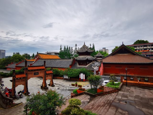 第一次喺雨中漫步樂山城