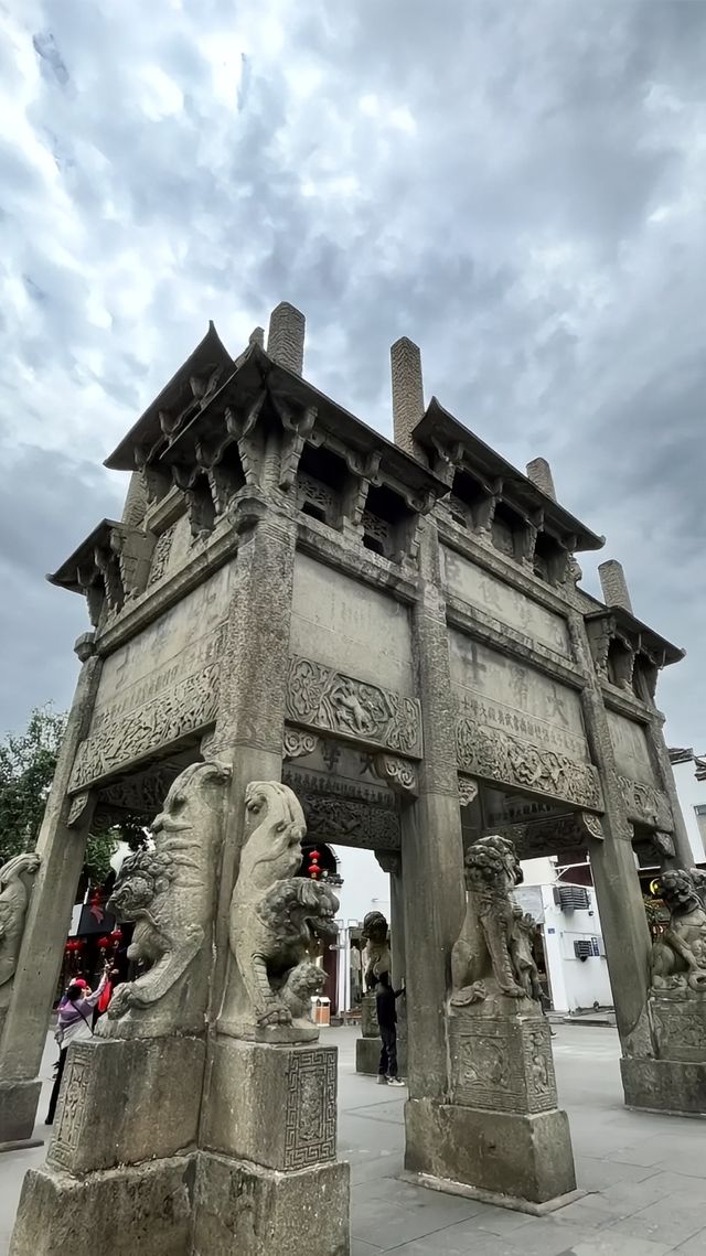 踏入古城，青石板路蜿蜒向前，彷彿在訴說著古老的故事