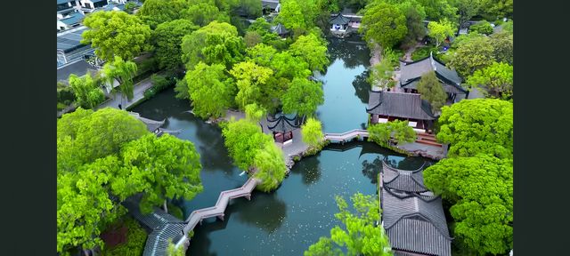 漫步蘇州園林：一場穿越千年的美學盛宴   踏入蘇州園林，彷彿打開了一本塵封的古籍，每一頁都書寫著東方