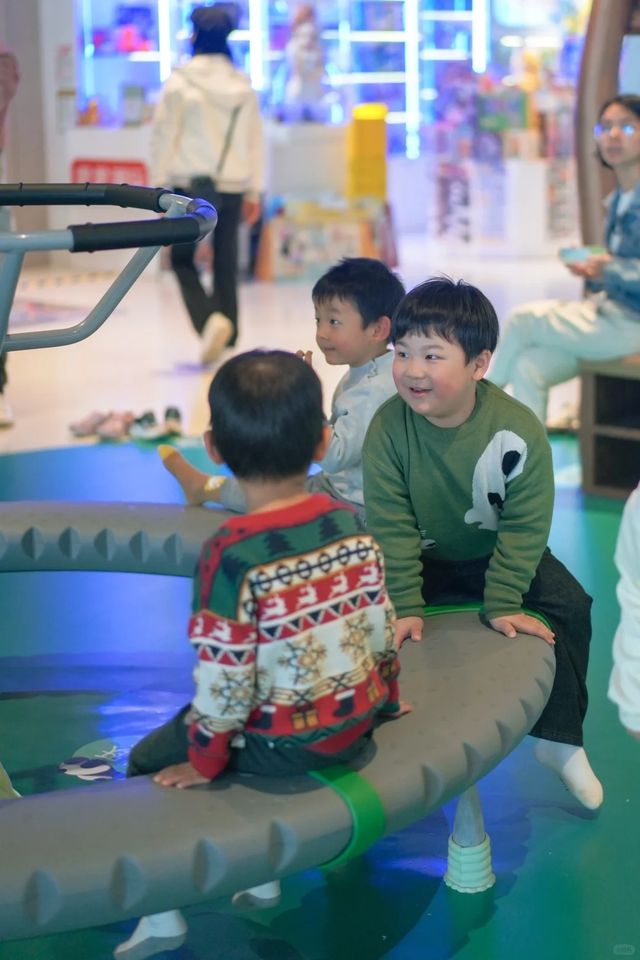 晶耀前灘免費遛娃｜熊貓主題的滑滑梯來啦