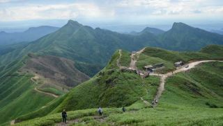 Tiểu Thánh Sơn băng qua Đại Thánh Sơn