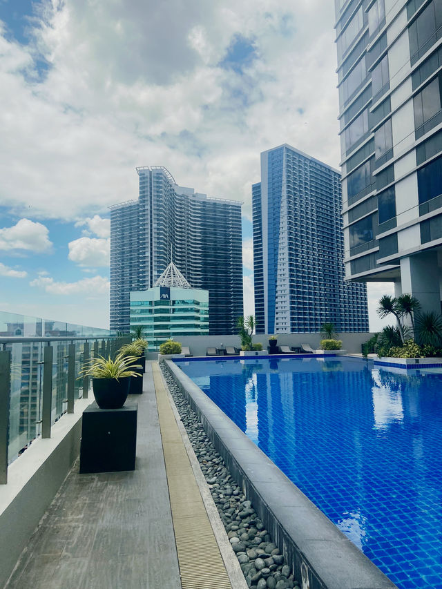 Skyline Pool Vibes🏊  