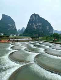 與頂奢為鄰，共飲一江水 在畫山雲野，我與頂奢酒店共享同一片山河 200米外，是像LV一樣存在的