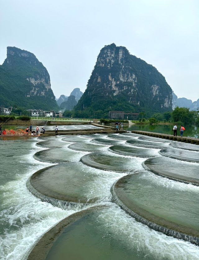 與頂奢為鄰，共飲一江水 在畫山雲野，我與頂奢酒店共享同一片山河 200米外，是像LV一樣存在的