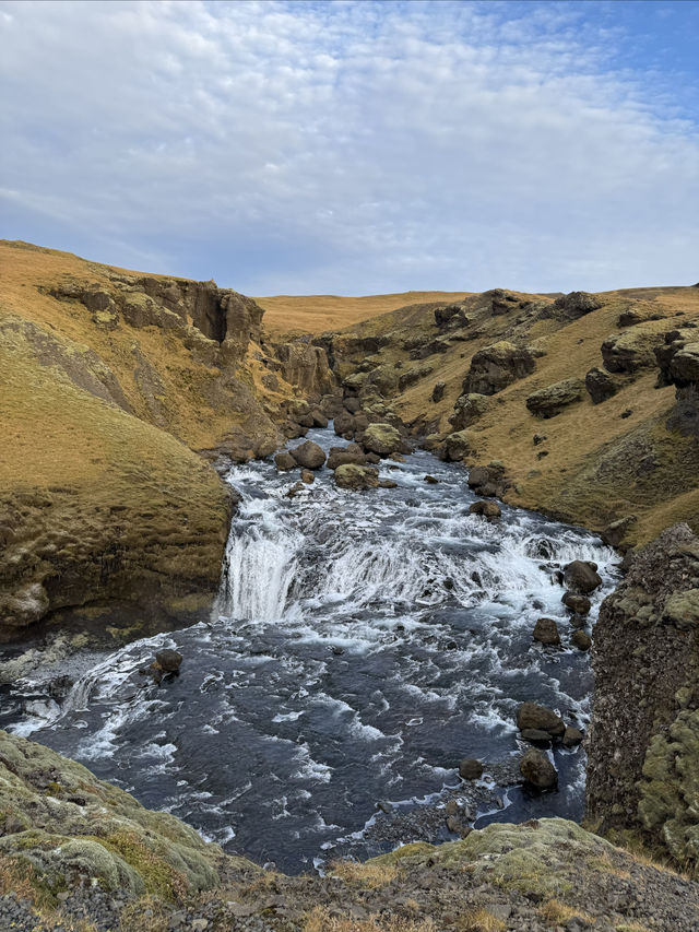 冰島有多層梯級瀑布的斯科加瀑布