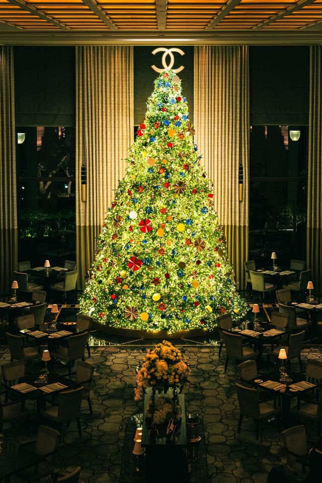 魔都外灘半島酒店超大聖誕樹已就位 魔都外灘半島酒店超大聖誕樹已就位