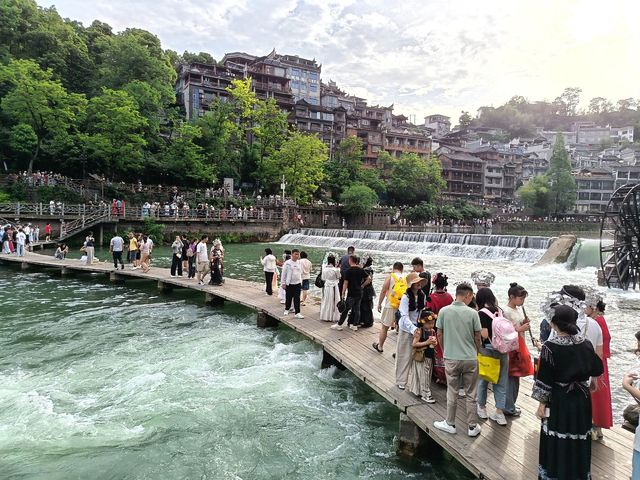 張家界 + 天門山 + 鳳凰古城 5 天 4 晚私人定製小包團（4-7 人）全程純玩無自費無購物 詳細行程與報價（不含餐）