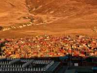 藏地深處的信仰之光！亞青寺，被萬千紅屋點亮的修行秘境  
如果你對藏地的信仰充滿嚮往，那一定要來一次