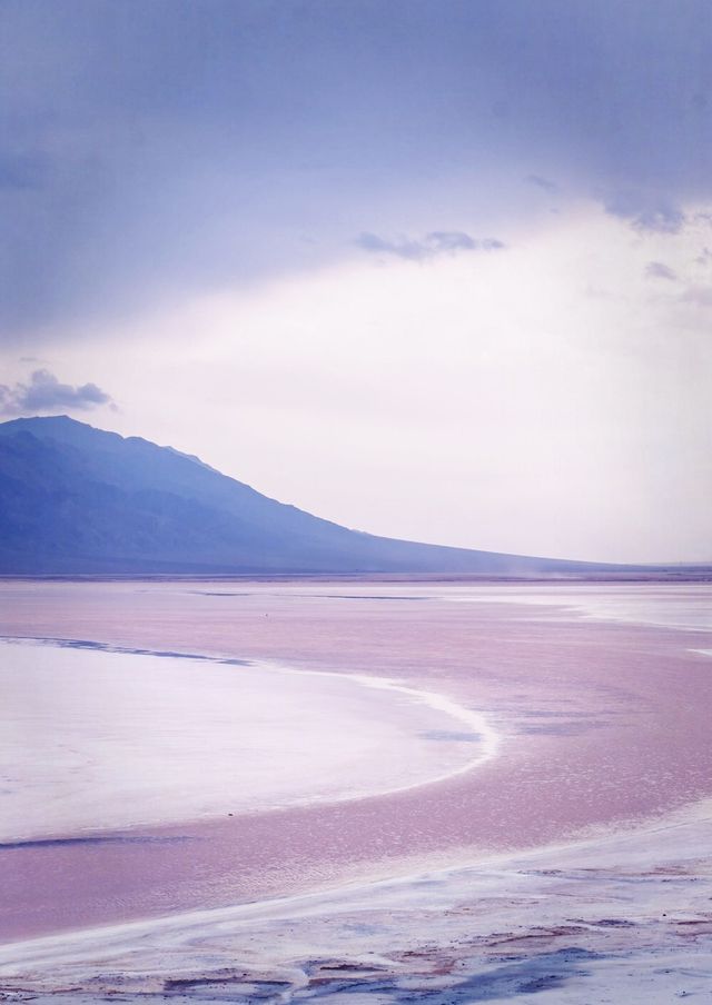 七彩鹽湖與雪山輝映的絕美景觀 七彩鹽湖與雪山輝映的絕美景觀