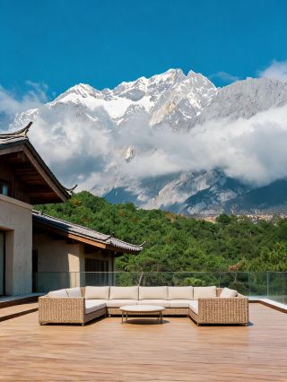 雲端の雪山の小さな町にこもり、20℃の夏が最高に美しい