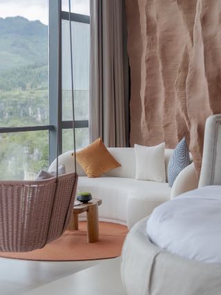 Guizhou’s ultimate vacation spot | A healing sanctuary hanging on a cliff in the clouds