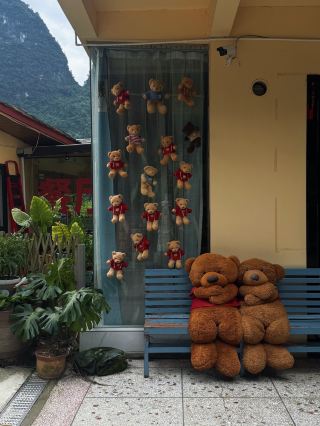 Guilin & Yangshuo 4 Days 3 Nights | Real Expenses | Relaxed Itinerary for a Laid-back Trip ✨
Avoid the crowds❗ This budget-friendly way to play in Guilin and Yangshuo is so comfortable.
Departing from Hangzhou, I tested this itinerary myself—no rushing, just enjoying the scenery, eating good food, and taking photos. I've included the full costs, so just copy this plan if you want to go!
✈️ Transportation | Hangzhou ➡️ Guilin
Flight: CNY 803
🏨 Accommodation 3 nights | No hassle of moving around
▪️D1 Guilin downtown |
Arrive and stay downtown, stroll through Dongxi Alley, eat local late-night snacks, and rest up.
▪️D2 Xingping Ancient Town homestay |
🎉 Highly recommend staying in Xingping! It's quiet and less crowded. You're right by the Li River, you can see the 20 RMB note background, and there are almost no tourists by the river in the early morning.
🌸 I really don't think the cruise is necessary; 3 hours is exhausting, and you have to queue for tickets.
The homestay I stayed at 🏨 is huge and beautiful. The large floor-to-ceiling windows look out onto high mountains ⛰️ and greenery. It's stunning.
p3-9 🏞️ I also went to a "Century-Old House Restaurant & Bar." The decor is Chinese-Nanyang style. It's very quiet—you can read books and drink coffee. The owner is also very talkative and interesting. You must go; it's very photogenic. You can also listen to jazz and have some cocktails in the evening.
▪️D3 Yangshuo West Street |
Convenient for going out, shopping, and eating snacks. The night market atmosphere is full of energy in the evening.
🚗 Travel expenses
Chartered car: CNY 209.8
Route: Guilin downtown → Ten-Mile Gallery → Li River → Xingping Ancient Town
Rideshare total: CNY 245.9
🍲 Food collection | Total cost CNY 678
✔️ Beer fish: A must-eat in Yangshuo. The fish is fresh and tender, and the sauce is rich and goes great with rice.
✔️ Snail and duck feet hot pot: The duck feet are soft, tender, and flavorful; the snails are fresh. The longer you cook it, the more fragrant it gets.
✔️ Local barbecue: Small roadside shops have a great authentic vibe.
💡 Tip: Try to avoid the "internet-famous" shops at the entrance of West Street. Look for restaurants deeper in the alleys that locals frequent; they offer better value.
📷 Travel photography | CNY 599 + CNY 150 (retouching)
Includes makeup + styling + photography. The landscape background makes for amazing photos.
🗓 4-day relaxed itinerary
Day 1: Fly from Hangzhou to Guilin → Check in downtown → Stroll through Dongxi Alley → Eat duck feet hot pot for a late-night snack
Day 2: Depart from Guilin → Li River cruise → 20 RMB background photo op → Ten-Mile Gallery, stay in Xingping Ancient Town, walk by the river in the evening to watch the sunset
Day 3: Leisurely stroll in Xingping Ancient Town, head to Yangshuo in the afternoon, visit Yulong River, stroll through West Street night market and eat barbecue in the evening
Day 4: Free time in Yangshuo, take photos, buy souvenirs, return trip
💡 Practical tips to avoid pitfalls
1. For Ten-Mile Gallery, I recommend chartering a car or using an e-scooter. Don't buy overpriced local specialties on the side of the road.
2. For taxis in West Street, prioritize ride-hailing apps. Hailing cars on the street often leads to price gouging.
3. Buy Li River cruise tickets in advance. You must book ahead during peak season.
4. The Li River in the early morning in Xingping is the most beautiful time of the day. It's worth waking up early.
The whole trip was at a comfortable pace. The landscapes really heal the soul 🌿