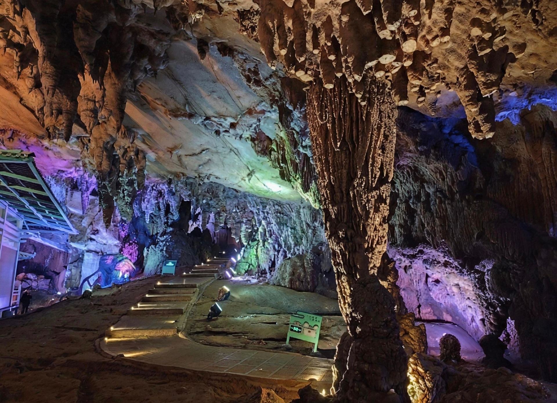 Zixia Rock is located within the Jiuyi Mountain National Forest Park in Ningyuan County, Yongzhou City, Hunan Province. It is a tourist destination that combines natural and cultural landscapes.