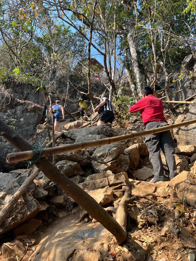 ผาหนามไซ  Nam Xay Viewpoint วังเวียง สปป ลาว