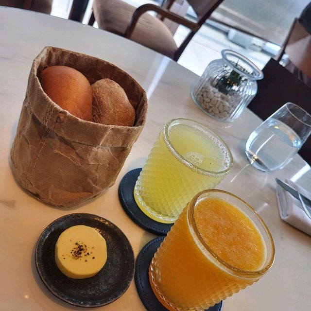 浪漫海景下的午餐