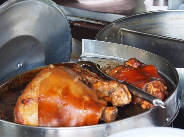 ข้าวมันไก่ต้นโพธิ์ ทางผ่านห้ามพลาด 